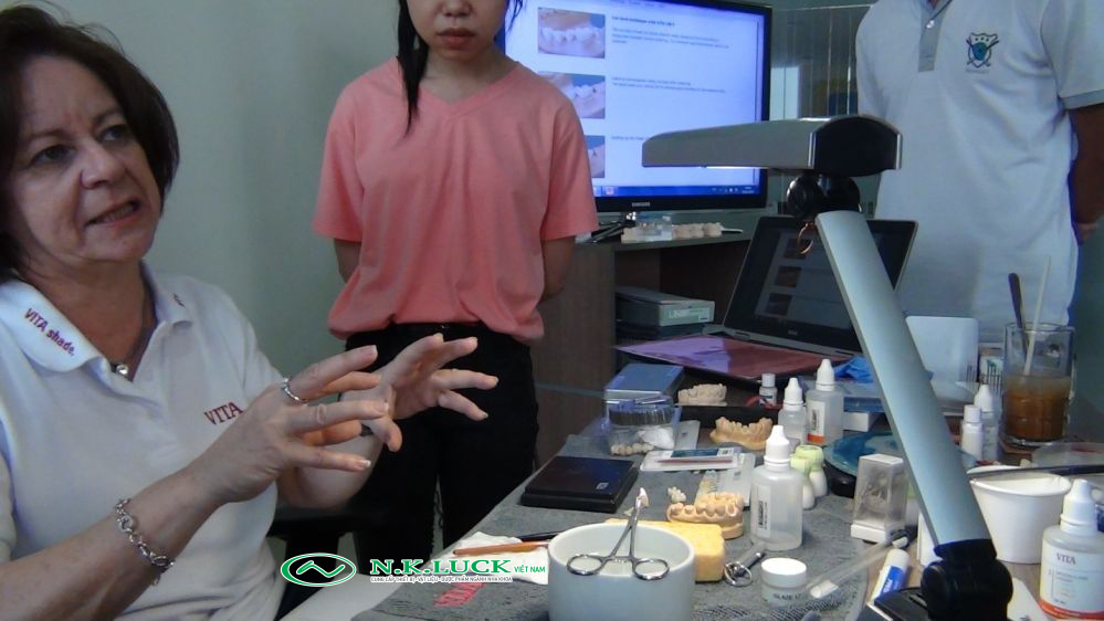 Giám Đốc nhãn hàng VITA công ty N.K.LUCK VN, chị Nguyễn Thị Xuân Sang trực tiếp hướng dẫn học viên thực hành tại buổi huấn luyện